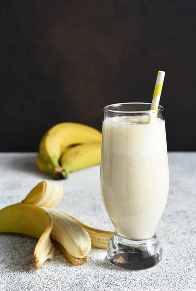 Muzlu kokteyl, dondurma ve süt. Meyveli milkshake. Kahvaltı içeceği..