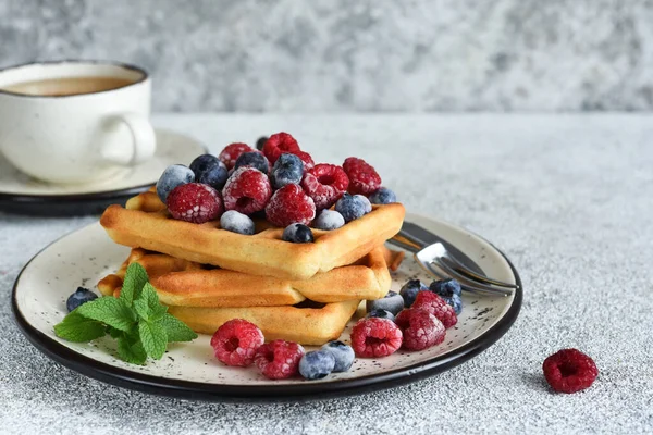 Belgische Vanillewaffeln Mit Beeren Und Einer Tasse Kaffee Zum Frühstück — Stockfoto