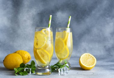 Limon ve naneli soğuk yaz içeceği - limonata