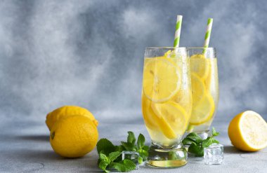 Limon ve naneli soğuk yaz içeceği - limonata
