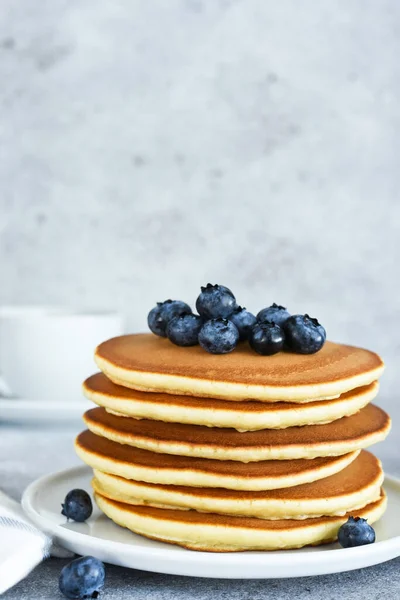 Homemade American Pancakes Berries Maple Syrup Breakfast Concrete Background — Stock Photo, Image