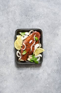 Baharatlı biftek, soğan ve tepside limon. Kızarmış marine edilmiş et..