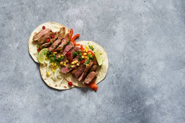 Biberli taco ve çimento kaplı soslu mısır. Geleneksel Meksika yemekleri.