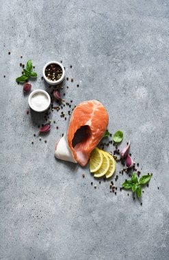 Sebze ve baharatlı çiğ somon bifteği. Balık turşusu. Izgara ve barbekü. Organik yiyecekler. Yemek teslimatı.