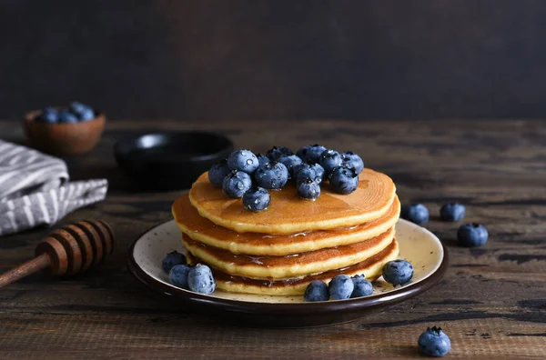 Hausgemachte Pfannkuchen Auf Hölzernem Hintergrund Mit Honig Und Blaubeeren — Stockfoto