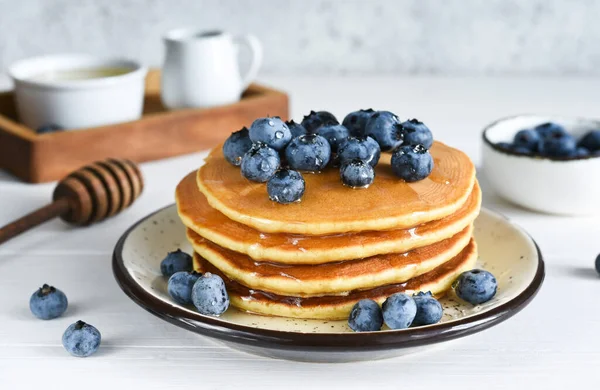 Hausgemachte Pfannkuchen Auf Einem Weißen Teller Mit Honig Und Blaubeeren — Stockfoto