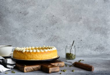 Ahşap bir tahtada balkabaklı, çimento kaplı nefis bir cheesecake..