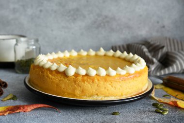 Ahşap bir tahtada balkabaklı, çimento kaplı nefis bir cheesecake..