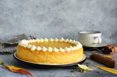 Ahşap bir tahtada balkabaklı, çimento kaplı nefis bir cheesecake..