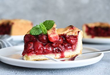 Mutfak masasında bir dilim vişneli turta. Meyveli turta. Sürtük.