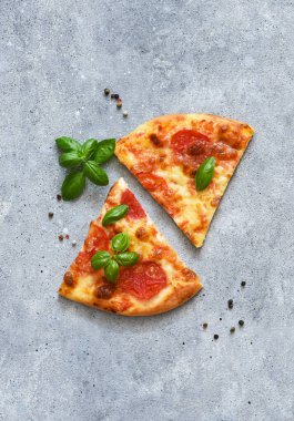 Soslu, peynirli ve fesleğenli pizza. Cassic pizza margarita.
