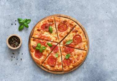 Tahta üzerinde domates soslu ve peynirli klasik pizza margaritası..