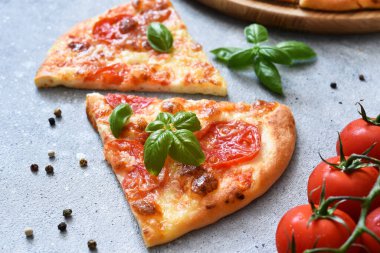 Soslu, peynirli ve fesleğenli pizza. Cassic pizza margarita.
