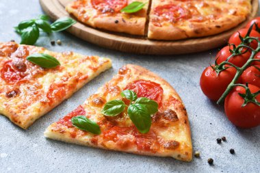 Soslu, peynirli ve fesleğenli pizza. Cassic pizza margarita.