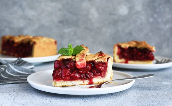 Slice Cherry Pie Kitchen Table Fruit Pie Tart — Stock Photo, Image