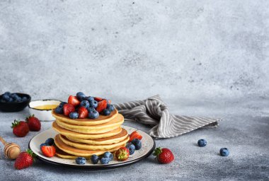 Böğürtlen ve biberli krep yığını