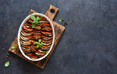 Siyah beton arka planda sebzeli ratatouille, üst manzara..