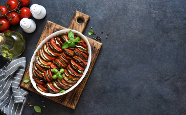 Siyah beton arka planda sebzeli ratatouille, üst manzara..