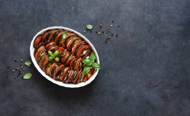 Siyah beton arka planda sebzeli ratatouille, üst manzara..