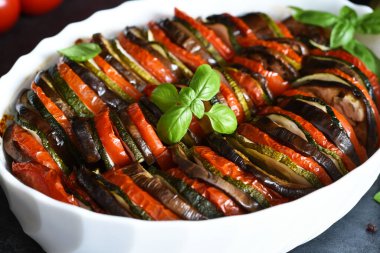 Siyah beton arka planda sebzeli ratatouille.