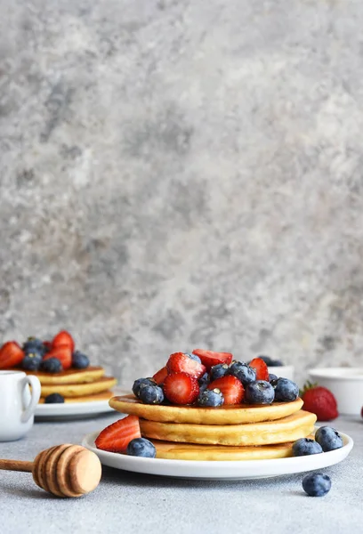 Panquecas Caseiras Com Morangos Mirtilos Para Café Manhã Mesa Cozinha — Fotografia de Stock