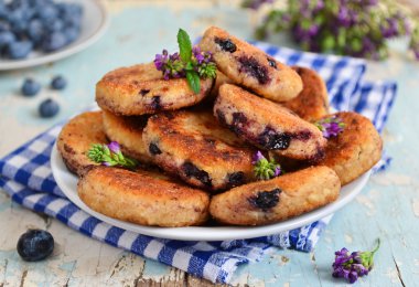 Yaban mersini ile süzme peynirli gözleme