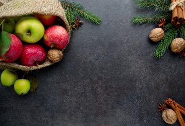 Elma, tarçın, ceviz ve Ladin ile arka plan