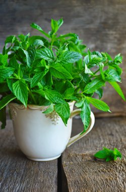 Ahşap bir zemin üzerine nane buket