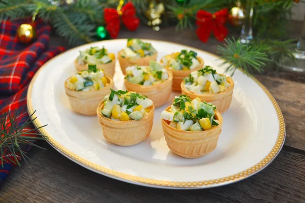 Tartes de férias com salada — Fotografia de Stock