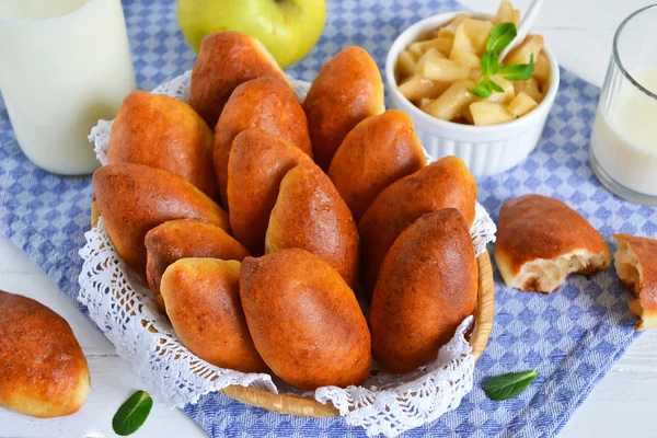 Elma ve tarçınlı kekler.