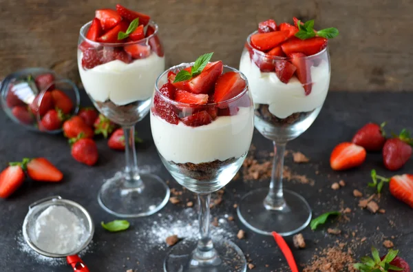 Tarta de queso con fresas en un vaso —  Fotos de Stock