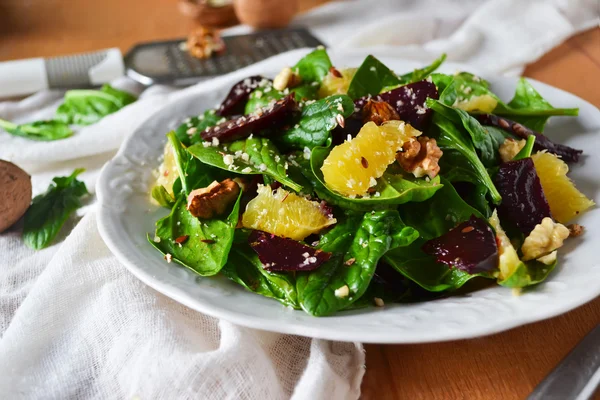 Ispanak, portakal ve ceviz ile salata