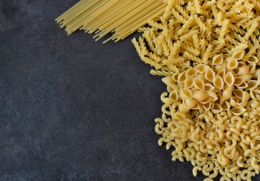 karanlık bir arka plan üzerinde arka plan pişmemiş makarna