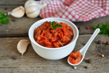 Doğal ev yapımı domates sosu ve acı biber