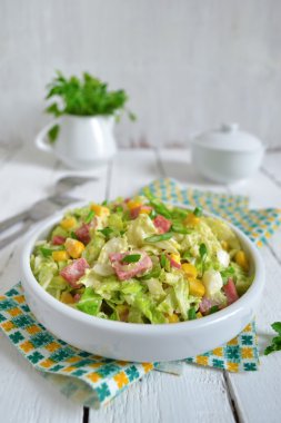 Çin lahanası, jambon ve mısır salatası