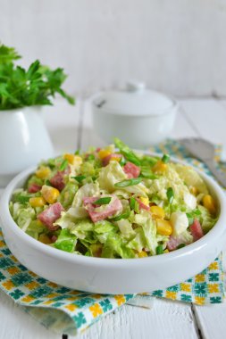 Çin lahanası, jambon ve mısır salatası