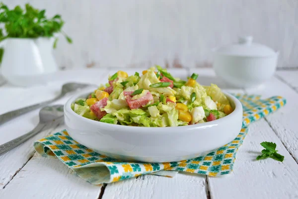 Ensalada con col china, jamón y maíz — Foto de Stock