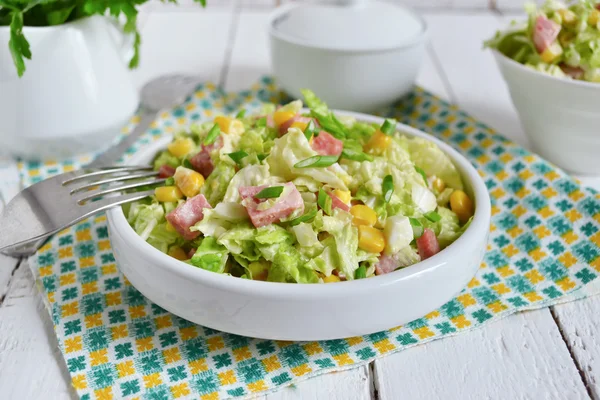 Çin lahanası, jambon ve mısır salatası