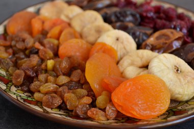 Kurutulmuş meyve bir kase karanlık bir arka plan üzerinde