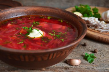 Geleneksel Ukrayna ve Rus yemekleri, çorba pişmiş et suyu ile şeker pancarı ve domates içinde