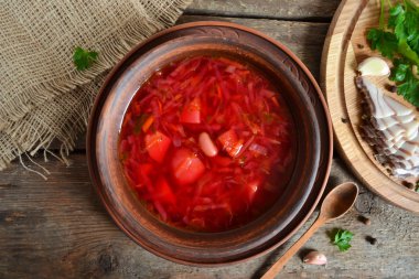 Geleneksel Ukrayna ve Rus yemekleri, çorba pişmiş et suyu ile şeker pancarı ve domates içinde