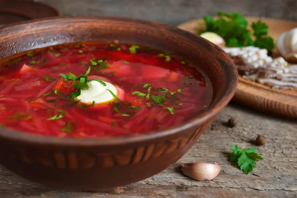 Traditionele Oekraïense en Russische gerechten, soep gekookt in Bouillon van vlees met bieten en tomaten — Stockfoto