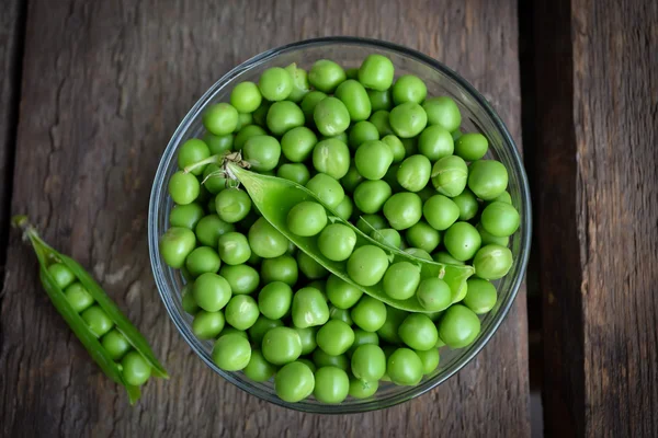 Fresh, young green peas — Stock Photo, Image