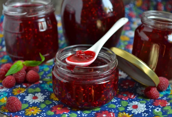 Confiture de framboises fraîches dans un pot — Photo