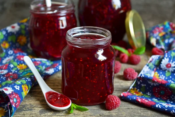 Confiture de framboises fraîches dans un pot — Photo