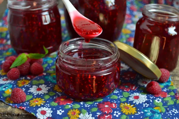 Confiture de framboises fraîches dans un pot — Photo