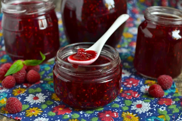 Confiture de framboises fraîches dans un pot — Photo