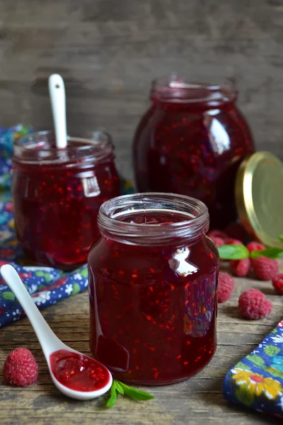 Confiture de framboises fraîches dans un pot — Photo