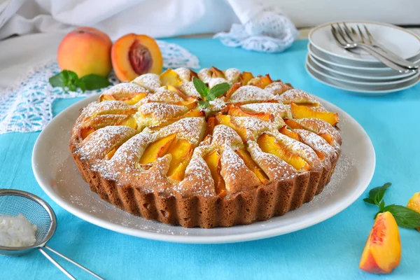 Delicate cake with peaches, dusted with icing sugar — Stock Photo, Image