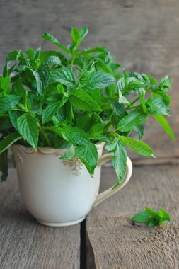 Ahşap bir zemin üzerine nane buket